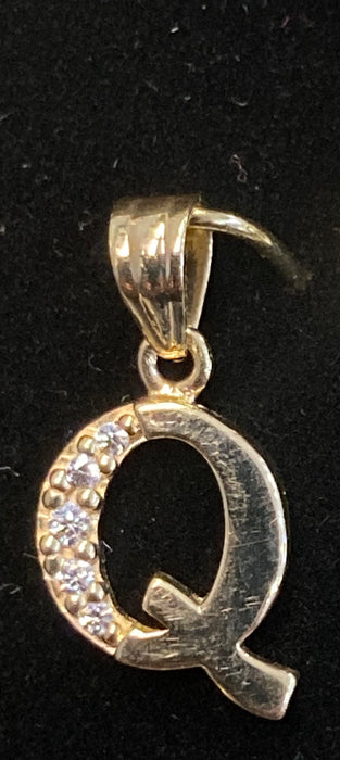 “O” Letter Pendant in 14K Gold