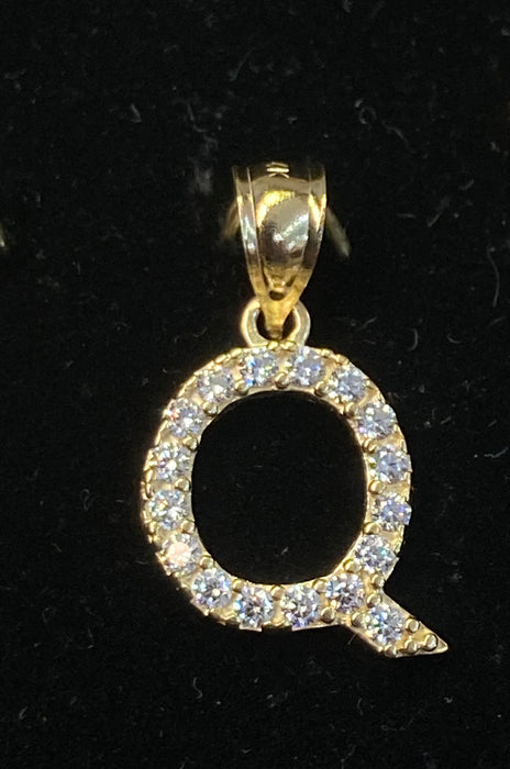 “Q” Letter Pendant in 14k Gold